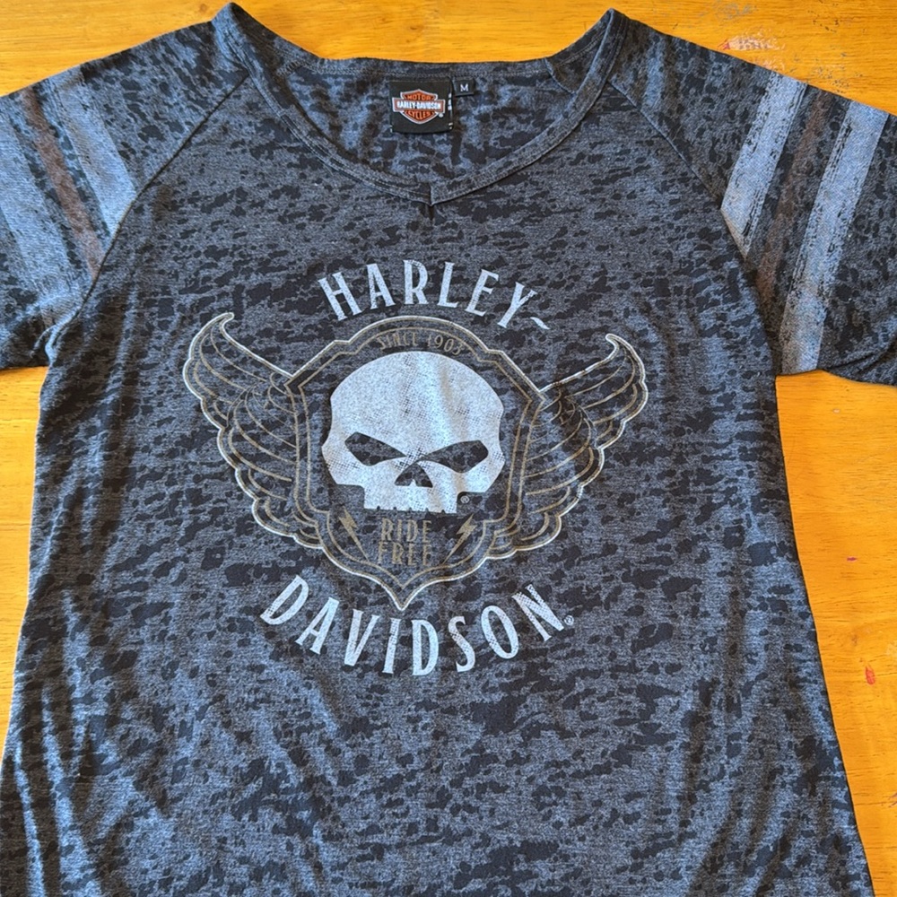 Harley Davidson women’s v-neck shirt. Size Medium - Picture 4 of 8